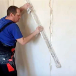 Выравниваем стены во время штукатурки