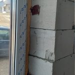 Огрунтовка возле пластикового окна