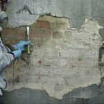 Удаление старой штукатурки с кирпичной стены